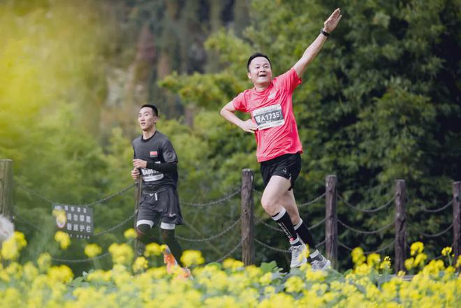 奔跑在5A级景区里邂逅最早盛开的油菜花贵州电信·2025万峰林马拉松报名火热进行