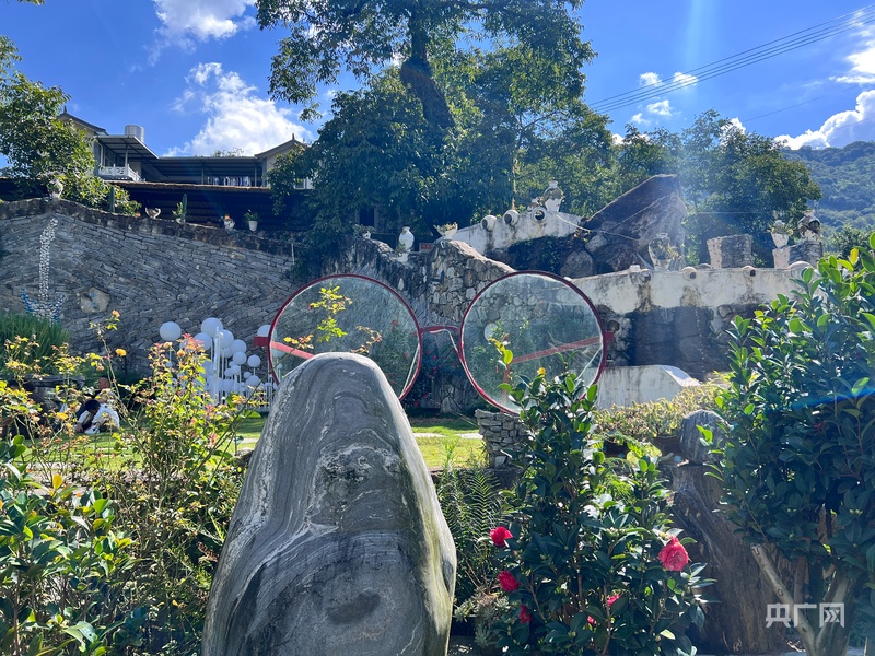 熊猫体育平台：高质量发展看中国从“鸟不栖”到“歌飞扬”小山村唱响乡村共富新乐章