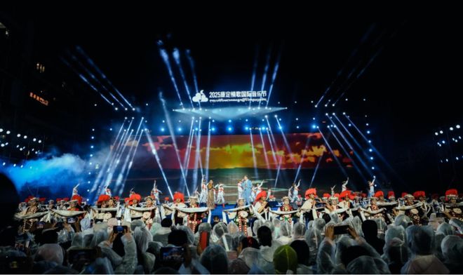 熊猫体育：年入百亿、连续三年全国百强！康定“文旅+”谱写高质量发展新篇