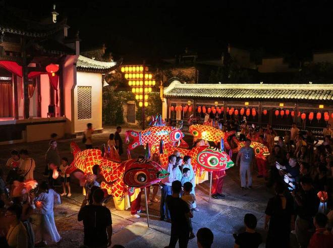 熊猫体育：寻找“有风的地方”县域旅游持续升温